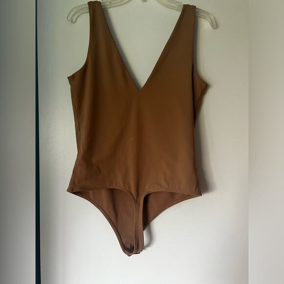 EXPRESS Bodysuit V Neck Sleeveless Tan/ Light Brown. Size Large - Picture 5 of 10